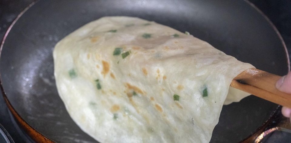 烙饼|家常烙饼最简单的做法,不用揉面不用油酥,柔软又多层,凉了不硬