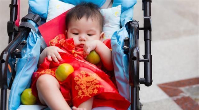 宝宝没到这个月龄最好不要坐婴儿车,脊椎可能会受伤,父母别大意