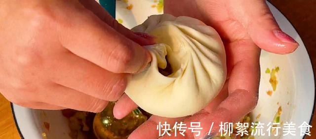 包子不会封口5年包子铺老板教你包子捏法，慢动作详细教会你！