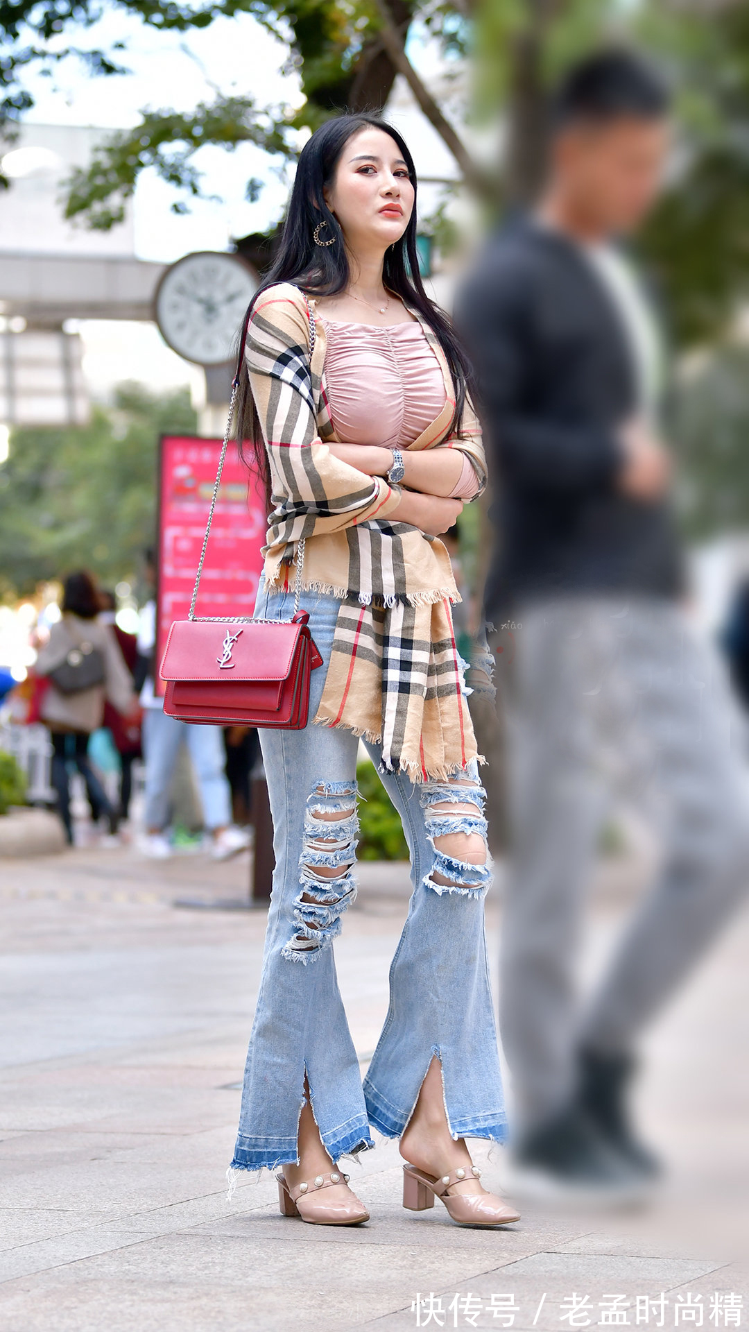 小衫 秋季运用披肩,让简单的穿搭变得时髦起来,穿出优雅又温馨的美