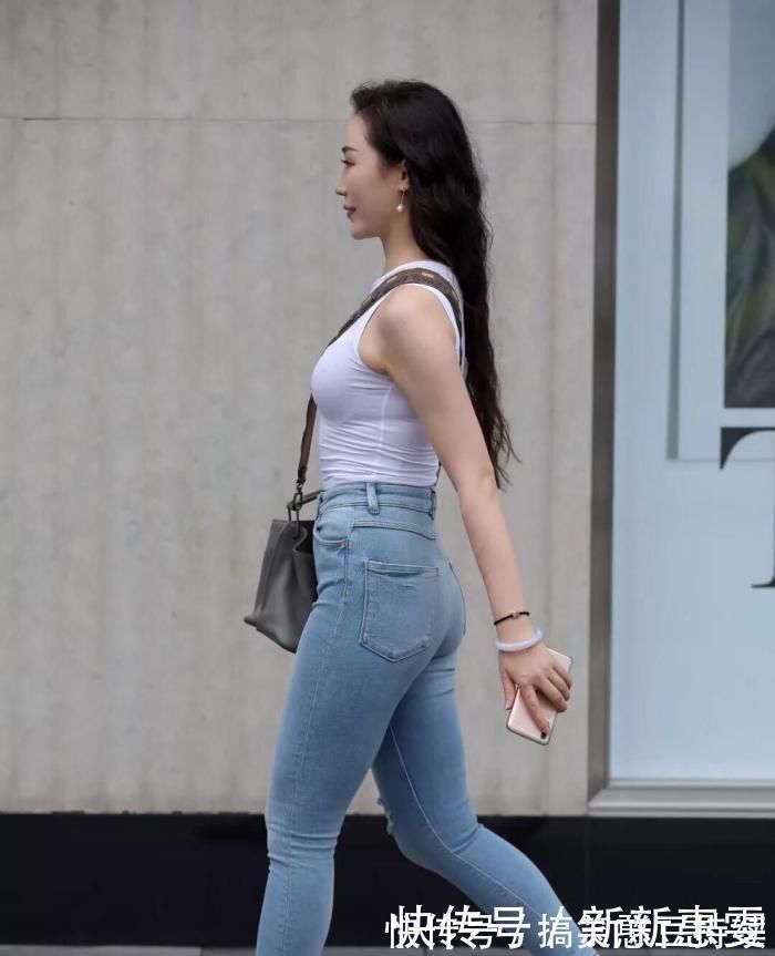 女士|修身款式的牛仔裤,当然会使得腿更加长了