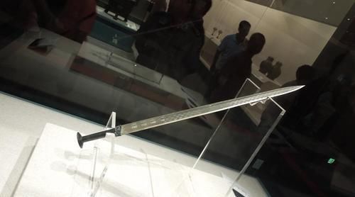 轻松|越王勾践剑到底有多神奇？出土后锋芒依旧，一剑便轻松划开26张纸