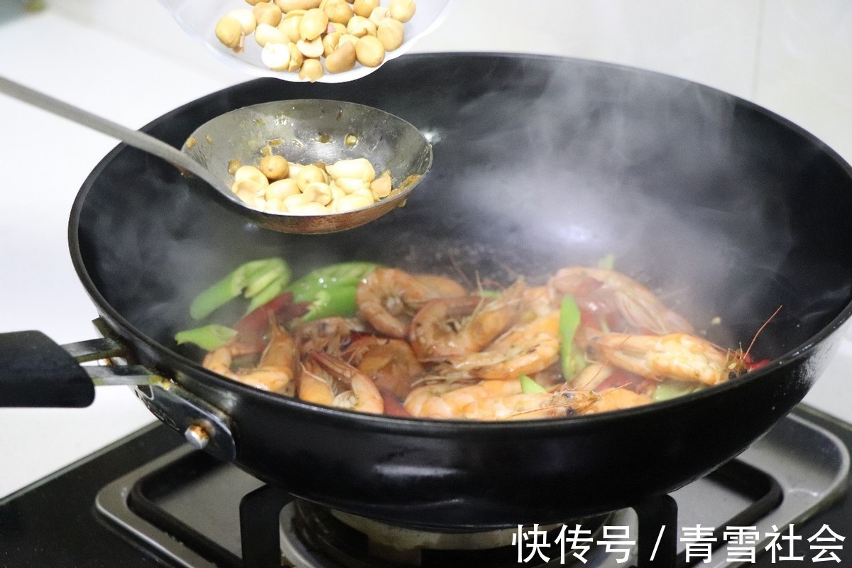 好吃|虾的营养丰富，搭配辣椒爆炒，好吃到舔手指