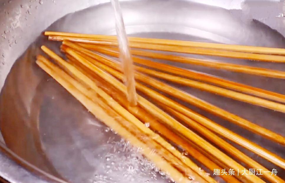 家中的筷子,用水煮已经过时了大厨教你这样做,干净快速又卫生