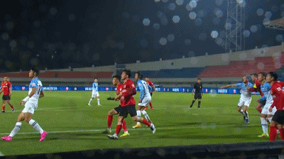 頭球|李提香無(wú)人防守頭球攻門(mén)，球頂偏了