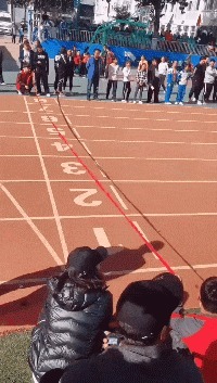 |搞笑GIF:姑娘 你这一字马厉害了 把旁边的小哥都吓跑了