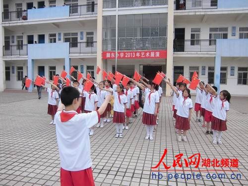 湖北当阳一小学为提升学生素养唱红歌跳