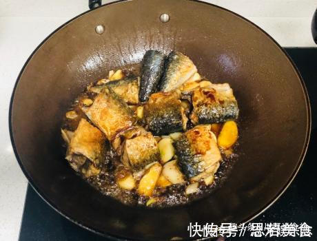 炖鱼时，别放酱油和醋了，大厨分享1招，鱼肉又鲜又嫩，还不腥