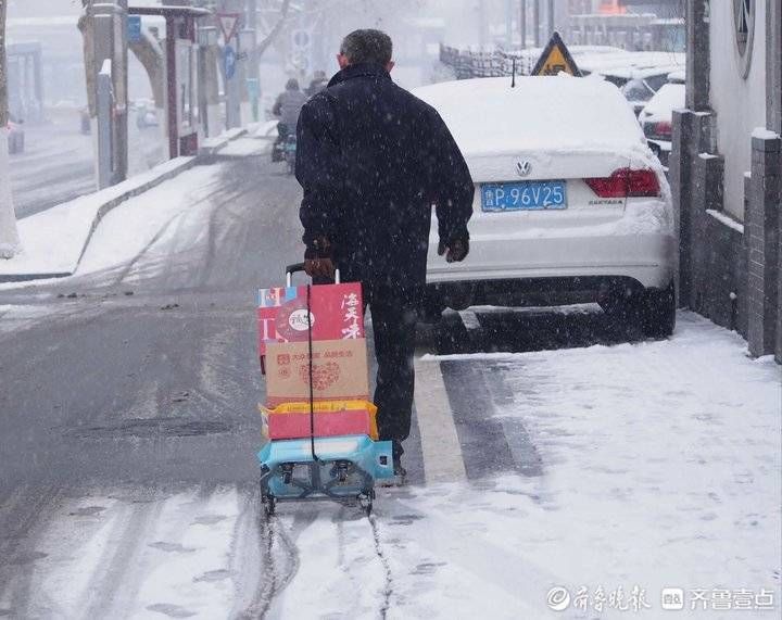 济南|济南大雪挡不住忙年人，雪中骑车小心翼翼