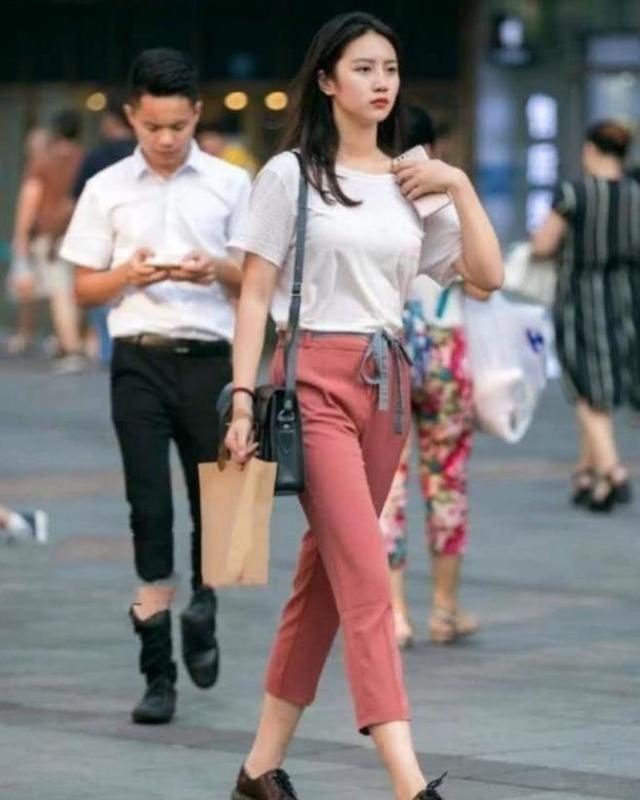 时尚|美女街拍:加绒的皮衣搭配黑色修身长裤,高贵冷艳,从容优雅