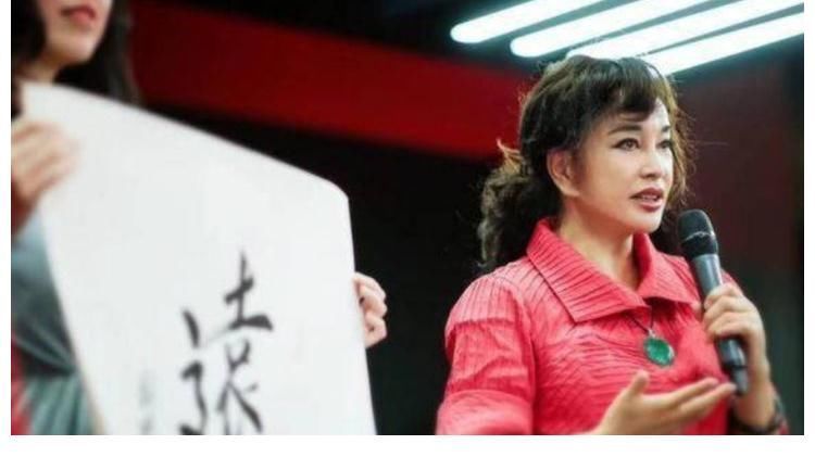 书法&刘晓庆穿旗袍办书法展,五官诡异似“面具”,胸前玉挂件比拳头大