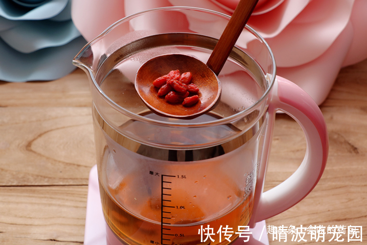 红枣|外行吃人参,内行吃黄芪,黄芪水好处多,但三类人不能喝,别不懂