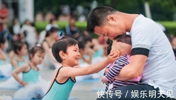 求生欲|有种“求生欲”叫二胎哥哥,送小20岁妹妹去幼儿园,十分怕被误会