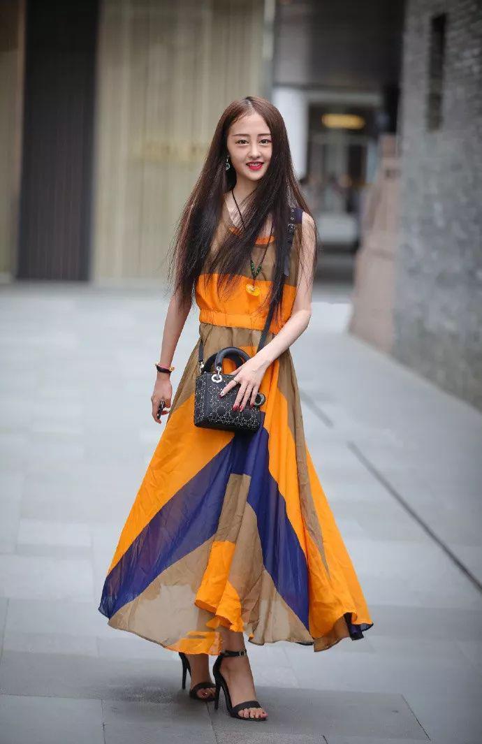 小姐姐|身穿无袖连衣裙的小姐姐,搭配一字带高跟凉鞋,显得十分的优雅