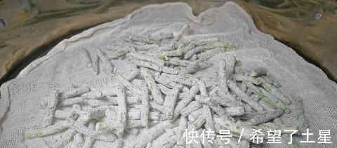 面粉|长豆角别只炒菜吃，教你一道农家做法，是饭也是菜，好吃解馋！