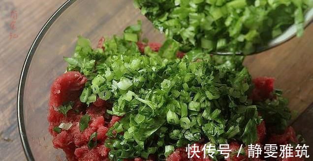 小简|包芹菜饺子，有人焯水，有人直接包大厨都不对，教你正确做法
