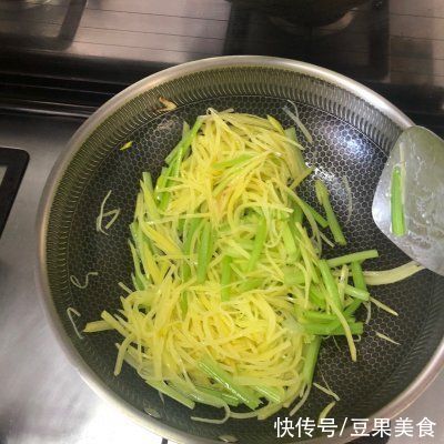 朋友一来就做芹菜炒土豆丝，吃得皆大欢喜好回家