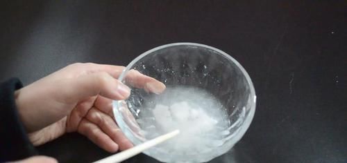 发霉|冰箱封条发霉了别再用酒精擦了, 用它一擦就干净, 越早知道越好