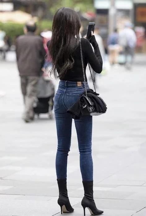 黑色|百搭紧身黑色T恤,穿出了小姑娘的独特魅力