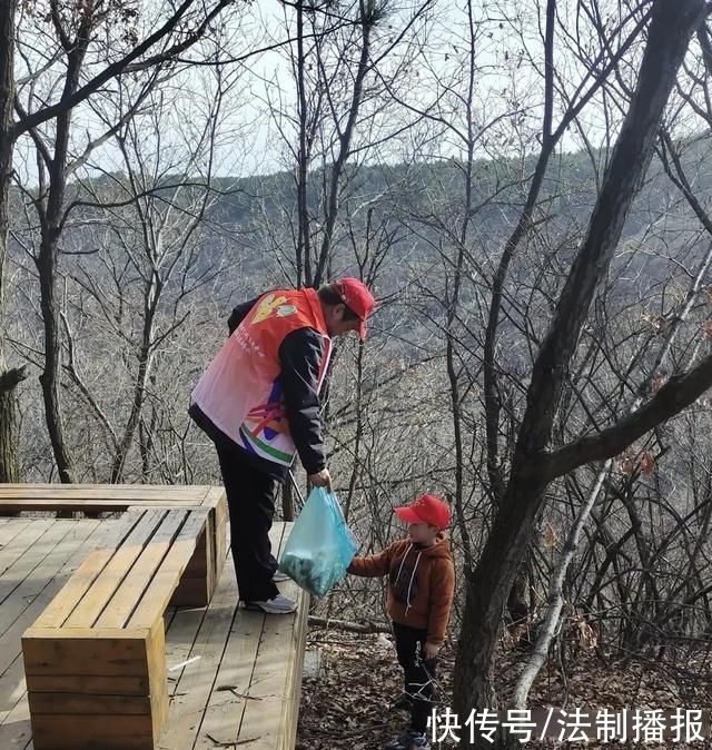 众人拾柴火焰高--黄龙文旅局支部开展文明旅游志愿服务