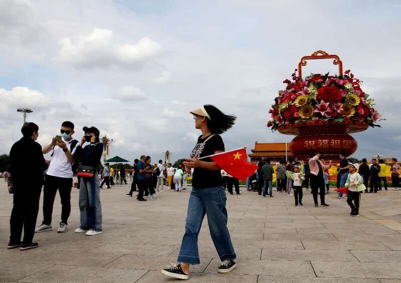 陈剑|天安门广场花卉布置完成 游客“打卡”合影留念