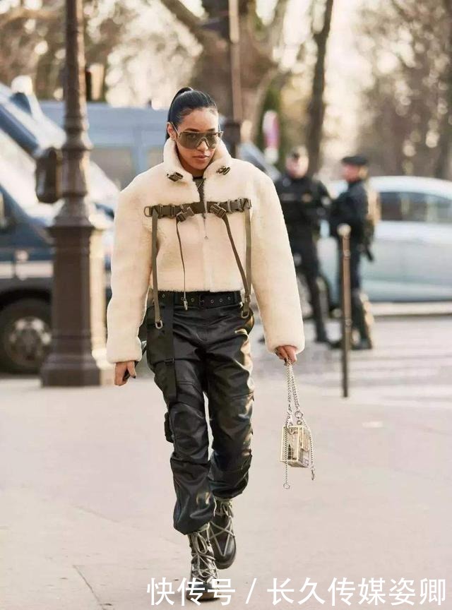 时尚|冬季摇粒绒外套不好穿?不急与靴子搭配起来,简单时尚又洋气