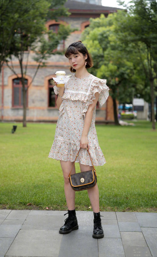 裙子下面别配小白鞋，现流行“马丁靴＋裙子”，又美又飒，真时髦