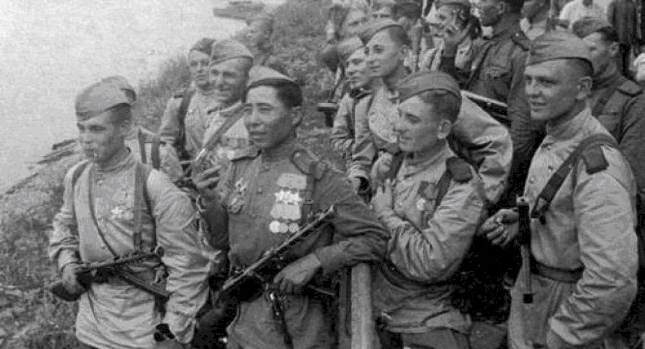 苏联|二战时,苏联270号命令有多残酷?斯大林不得不流放自己的儿媳妇