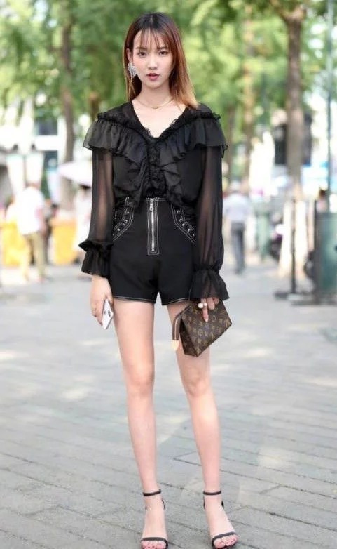  上衣|街拍：美女黑色上衣配短裤，双腿纤细修长，娇俏动人