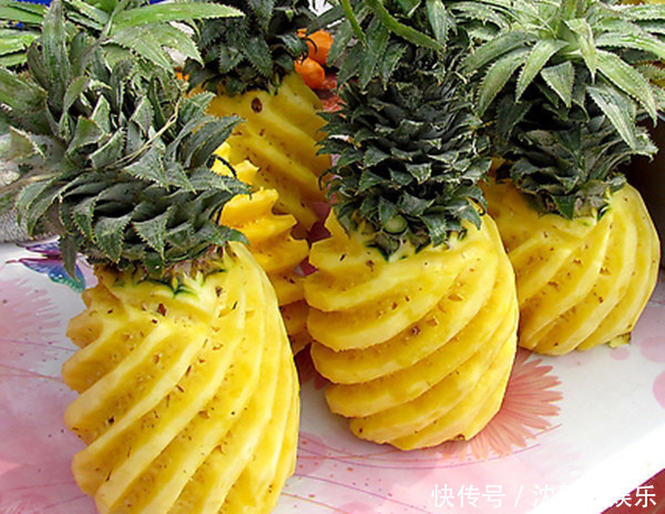 吃菠萝，最忌用盐水泡，教你3个“灵魂吃法”，不酸不涩更甘甜