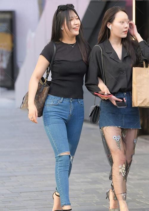 牛仔裤or牛仔裙，用心穿搭的女生，都展现出了专属的美