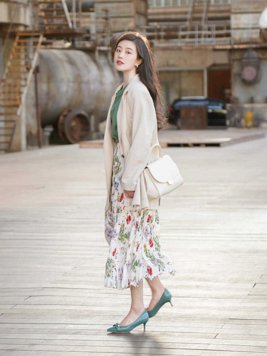 半身裙|西服不只是职业装,内搭T恤+印花半身裙,休闲又时髦,超好看