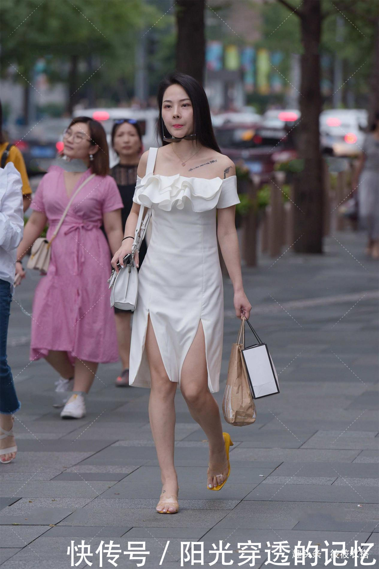 一字肩白色修身连衣裙，大方优雅，显清纯气质