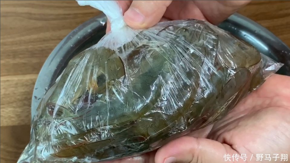 大虾冷冻保存时,直接放冰箱就错了,教你1招,跟鲜虾一样好吃