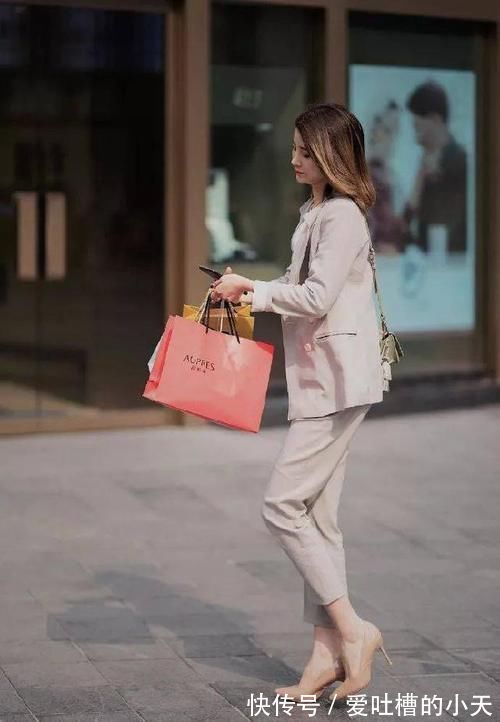 小姐姐|美女脚上搭配着一双浅紫色的高跟凉鞋,看上去充满着魅力