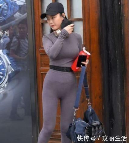 街拍|身材完美的女生,可以穿紧身的上衣和裤子,特别显身材