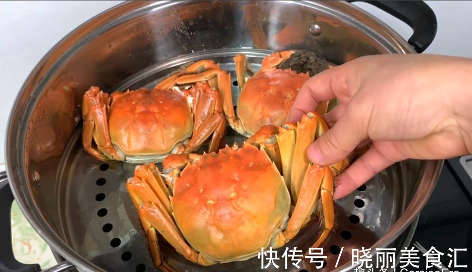 蒸大闸蟹时,最忌直接上锅蒸,多加一步,螃蟹鲜嫩入味不流黄
