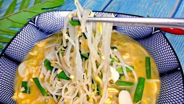 豆芽别再炒着吃加上它一起煮汤,汤汁金灿灿的,清爽口感真美味