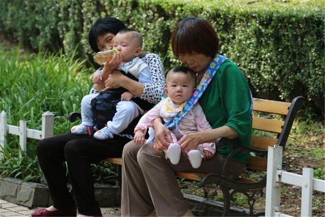 家庭|有老人帮带娃和没老人帮带娃的家庭,这3大差距很明显,你别不信