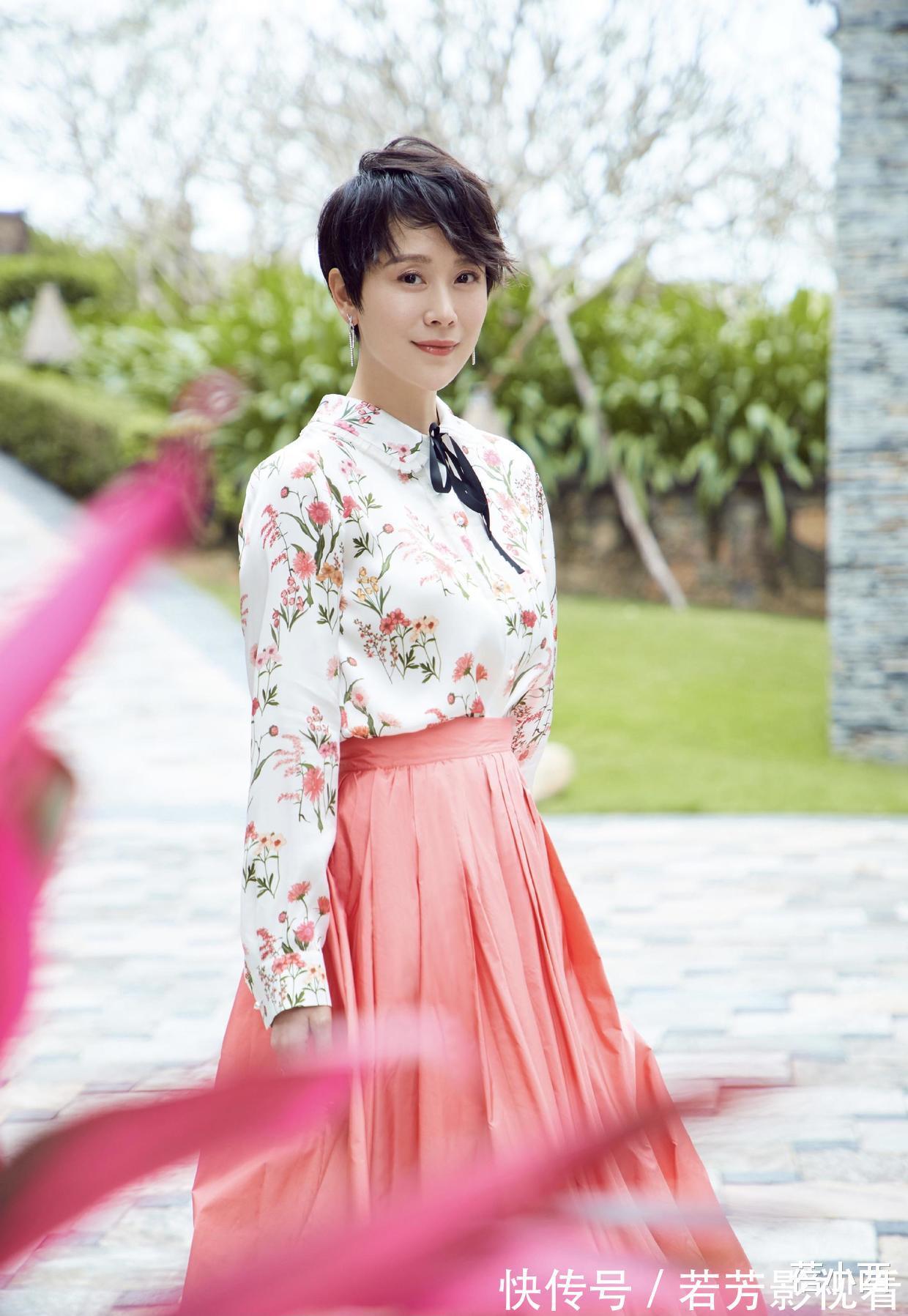 衬衫|58岁毛阿敏穿搭真时髦,花衬衫配五分裤,一头奶奶灰短发好吸睛