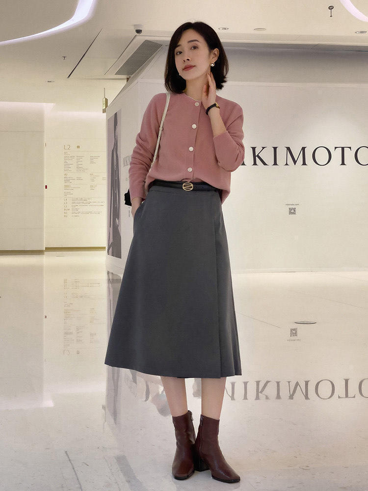 灰色|秋冬,一定要有一件灰色卫衣,搭配牛仔半身裙,简直不要太美