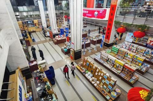 中年|这个春节假期，有些青年在上海书城席地而坐，在书香中度过……