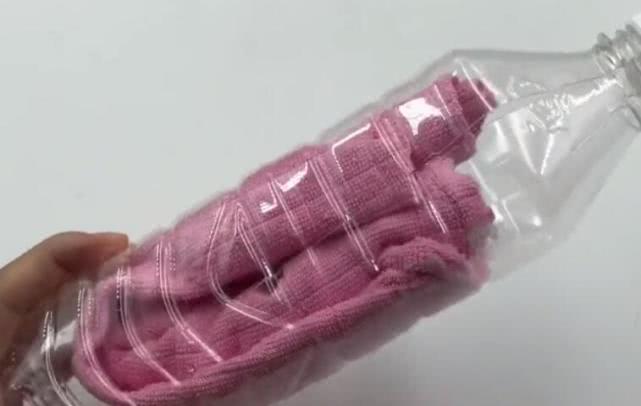 矿泉水瓶别丢了,塞进一块毛巾,全家人都要抢着用,实用又省心