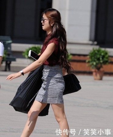 街拍:闺蜜穿高腰短裙搭配红色衫,效果真不错,简约又时尚