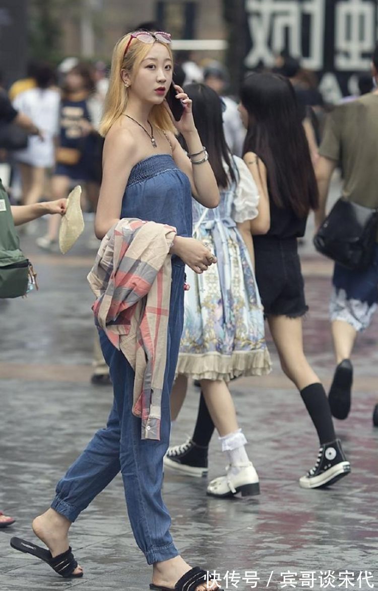 街拍|街拍:浅蓝色套装既优雅又有职场干练感,夏日清爽搭配榜上有名