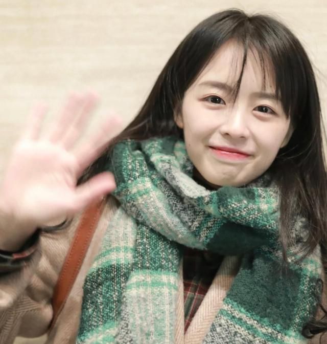 脸型|30岁女人适合“剪刘海”还是“中分”,主要看这4个地方,别选错