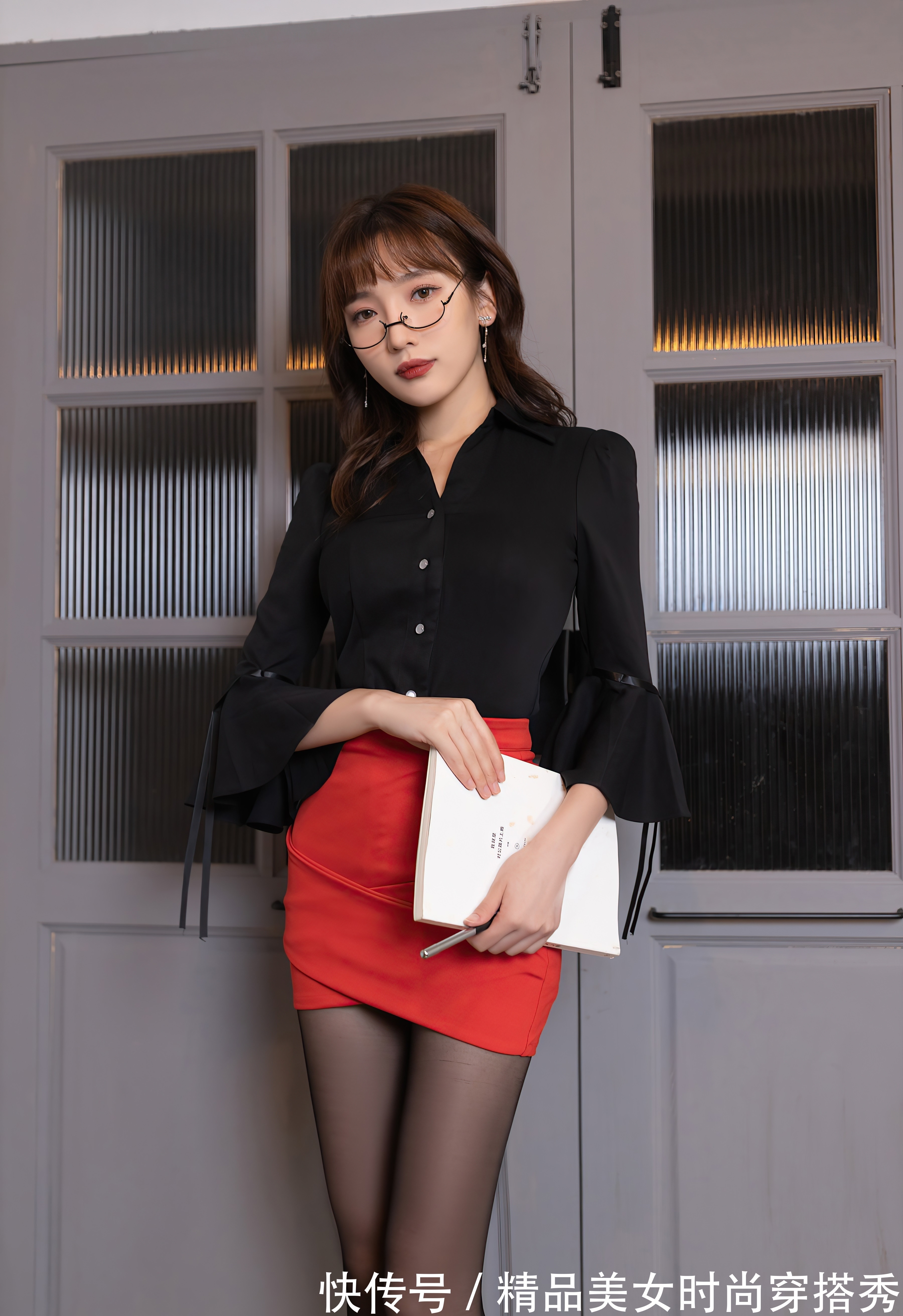 包臀裙 黑色雪纺衫搭配红色包臀裙,个性时尚,尽显女性魅力