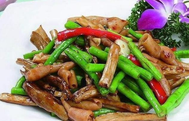 家里来客人时做几道下饭美食，上桌后抢着吃，大家直夸大厨