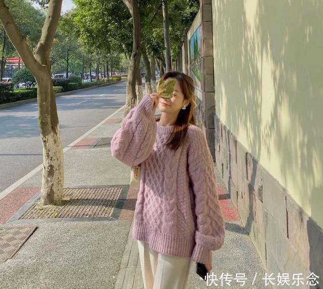 今年冬天“麻花毛衣”真火,搭配对这2件“外套”,温暖还时髦
