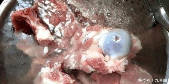 不管炖什么骨头汤,都别直接加水炖,多加这1步,汤汁浓白似牛奶!